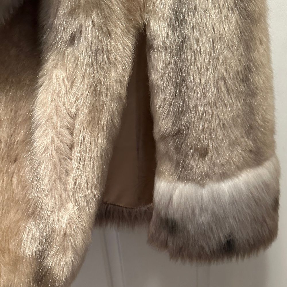 Elegant Vintage Faux Fur Cape - Cream and Gray - Picture 6 of 8